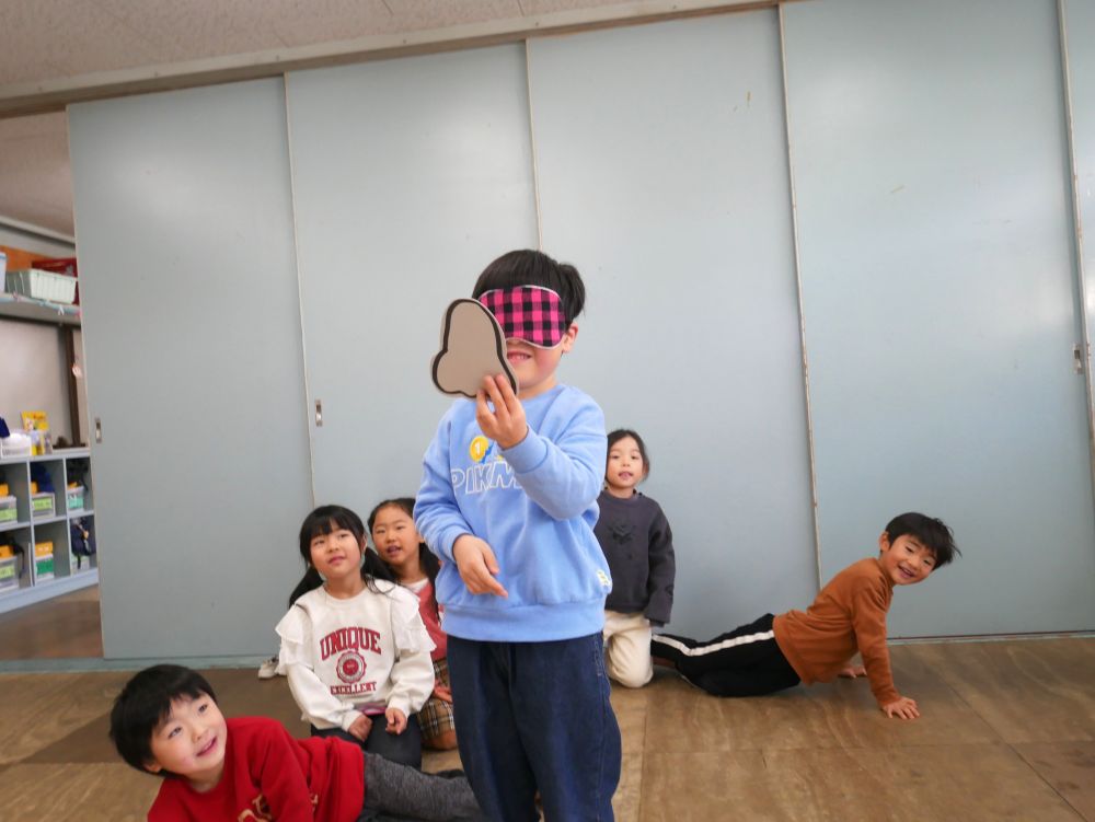 その後は福笑いをしました♪

アイマスクをつけていますが
ジーっと見つめるKくん
自分の鼻を触りながら確認中…
向きが分からなくなったのかな？
