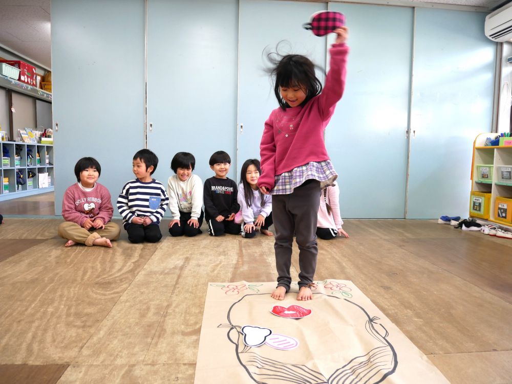 「うわ～(笑)」
「右！！右！！ちょっと戻って！！」
右、左が分かるキリン組さん
分からなくなると肩をたたいて
「こっちが右だよ」　と教えてあげる♪