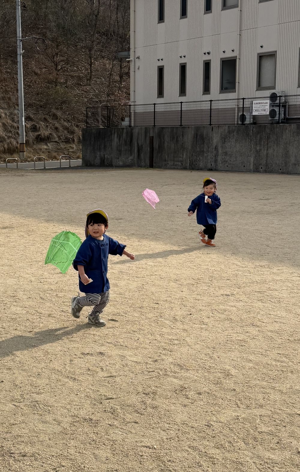 大好きな広場に到着！

今日は、【たこあげ】
自分の好きな絵を描いた凧を、
風にのせて…

一生懸命走る姿がとっても可愛い❤️

｢あがらんー😭｣と、悔しがる子も。
たこあげって難しいよね…