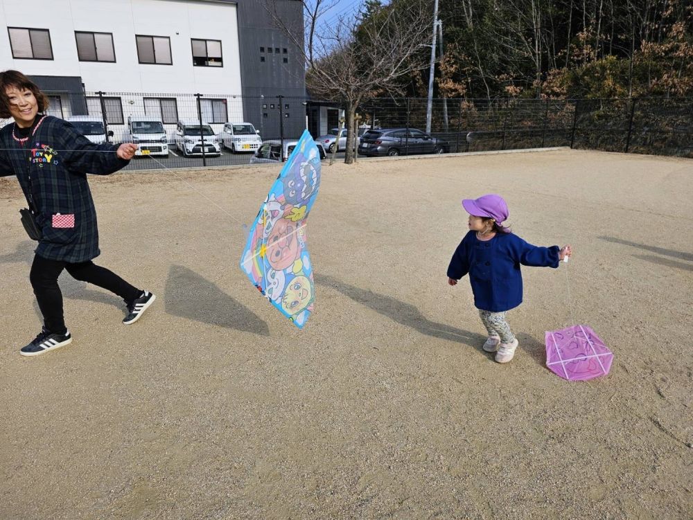 先生は、大きい凧に挑戦！！
一生懸命走ったんだけど…
先生も中々上手くあげれないのよ(笑)

またリベンジしに行こうね🪁

たくさん走って、
たくさん体を動かして、
元気いっぱい遊びました😆