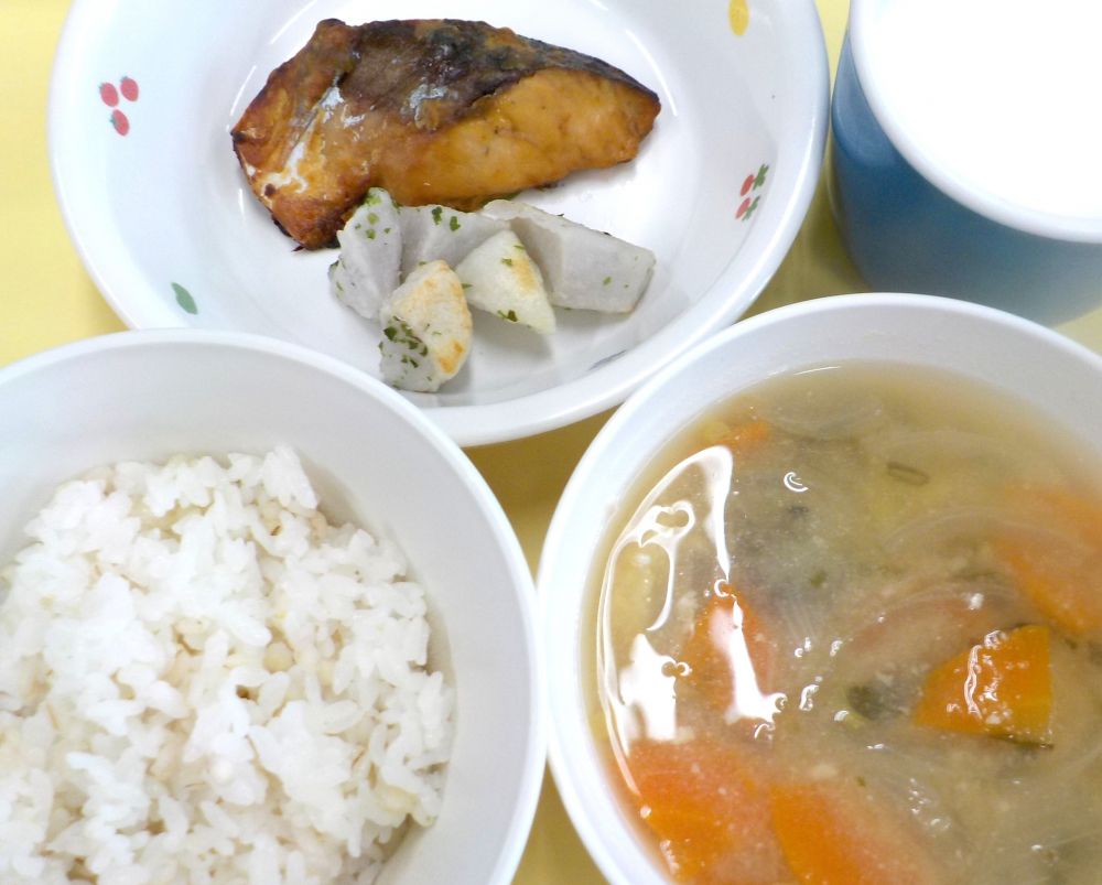 麦ご飯

さばの竜田焼き

ベイクド里芋

さつま汁

牛乳