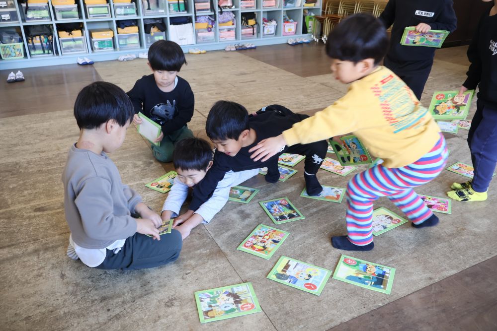 あけましておめでとうございます！
今年もよろしくお願いします！🙇🏻‍♀️♩
久しぶりの園では、お正月遊びを
楽しみました！🎍✨

【 かるた 】
読み札を読んでいる時は集中…
緊張感漂う雰囲気…読み終わると一斉に！！
札に向かって手が伸びます🥺💨