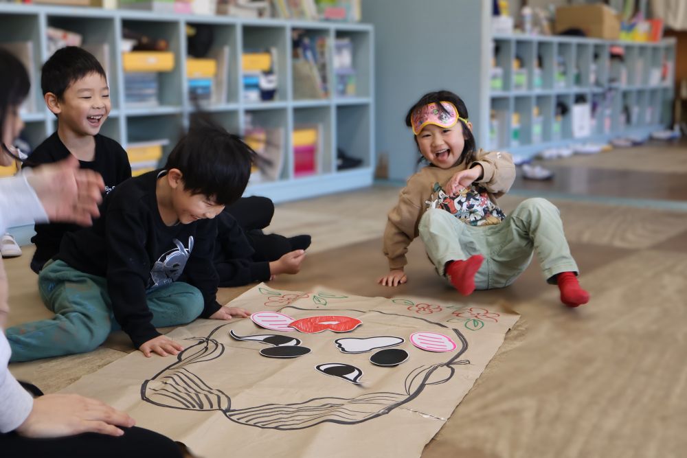 【 福笑い 】
ゾウ組さん初めての福笑い😳🎶
顔のパーツを渡す人、目隠しをして置く人、
順番に役割を決めていました！

パーツを置いて目隠しをとってみると
「なんじゃこれ！」と笑い転げる姿❤️ほっこり❤️❤️