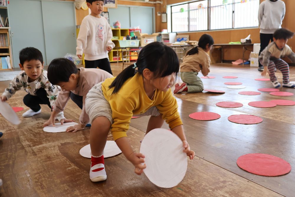 【 紅白パネル 】
新春ということで縁起のいい赤と白を
取り入れて遊びました🤍♪
赤白どちらのチームが
多くひっくり返すこととができるかな・・・
気合十分のⅯちゃん！🫶🏻✨


今年も元気いっぱいのゾウ組さん！
笑顔が絶えないみんな！
まだまだこれからも楽しもうね！💕👍🏼
