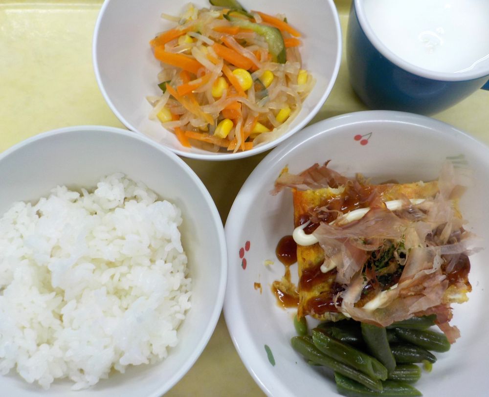 ご飯

とん平焼き

インゲンのソテー

春雨の酢の物

牛乳