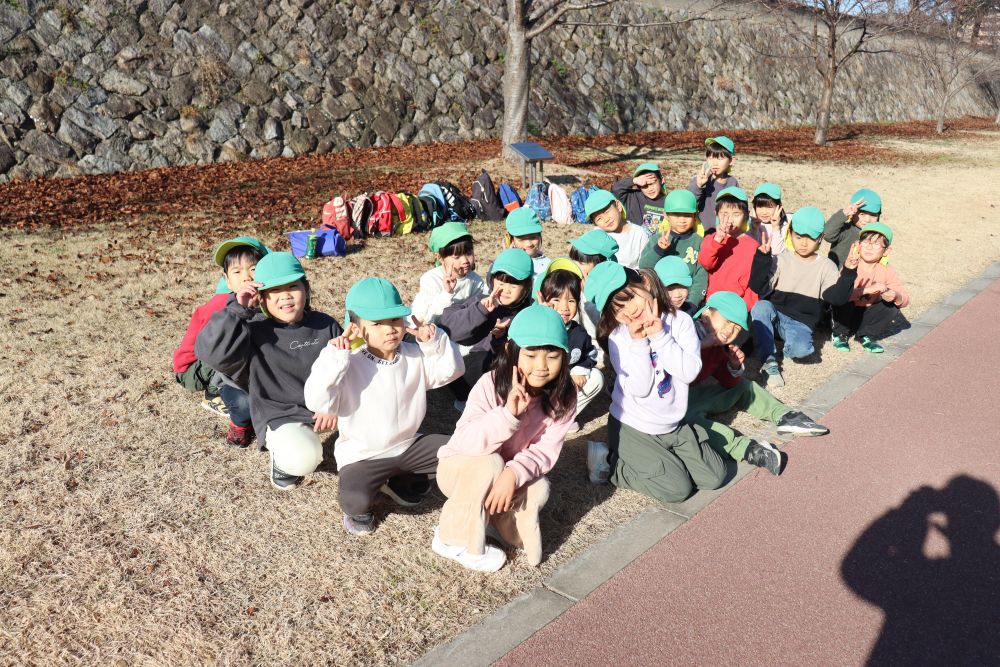 年が明けて今年度も残すところ３か月
入園した時から毎日続けてきたマラソンの集大成に向けて、ゆめはうす認定こども園で過ごした証としてマラソン大会の準備を進めていきます

やって来たのは黒崎憩いの遊歩道
今回始めての練習なので、ゆる～く
保育者「４人組を作って、走る順番を話し合ってみて！」
少し心配もありましたが、子ども達に主権を託し、５分程待ってみるともめ事なくすんなりと準備ができました