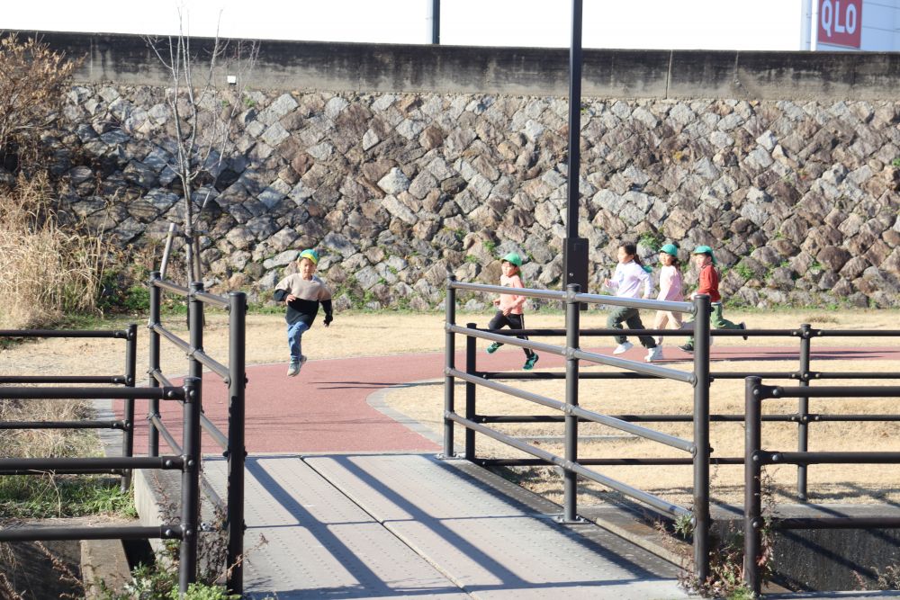 よーいドン！

マラソンが始まるとみんな真剣勝負
さっきまでのニコニコした雰囲気はどこへやら？

マラソンが好きな子も苦手な子もいますが、みんな前向きに取り組んでいます
そんな気持ちがこれからも育ってくれればいいですね！