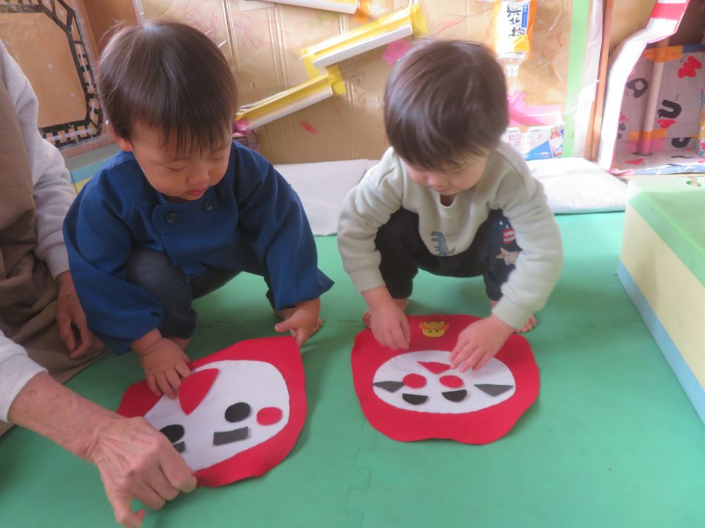 長い休みが明けて久々に顔を合わせた子どもたちは
笑顔でたくさん話しかけてくれました♡
クラスでは手作りのお正月遊びを楽しんでいます！



「これはどこかなぁ・・・」
「ここにしよう！」
「よし！できた！」　「見て見て！！」

福笑いで遊んでいるのは仲良しのYくんとMくん！