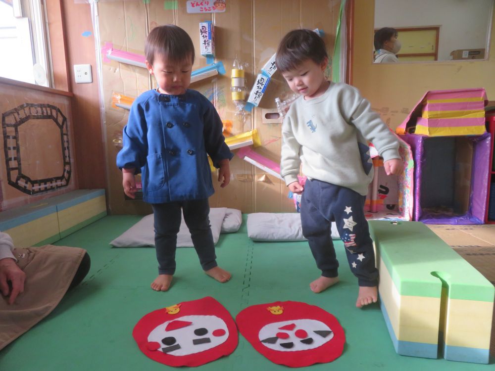 パーツの形を見ながら
「これは目、これは口・・・」
自分で考えながら一つ一つ貼っていきました

完成した福笑いを見つめ、満足そうな二人♪