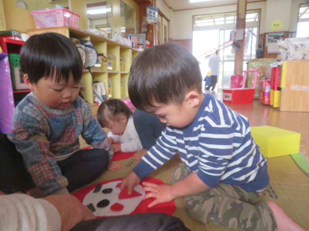 「一緒にしてみる？」
先生が誘うと興味をもってやってみる姿も♪

「口はどれかな？」
「う～ん・・・」
「これは？」
「いいね！！これにする！」
みんなで一緒に考えながら貼っていくのも楽しいものです♡