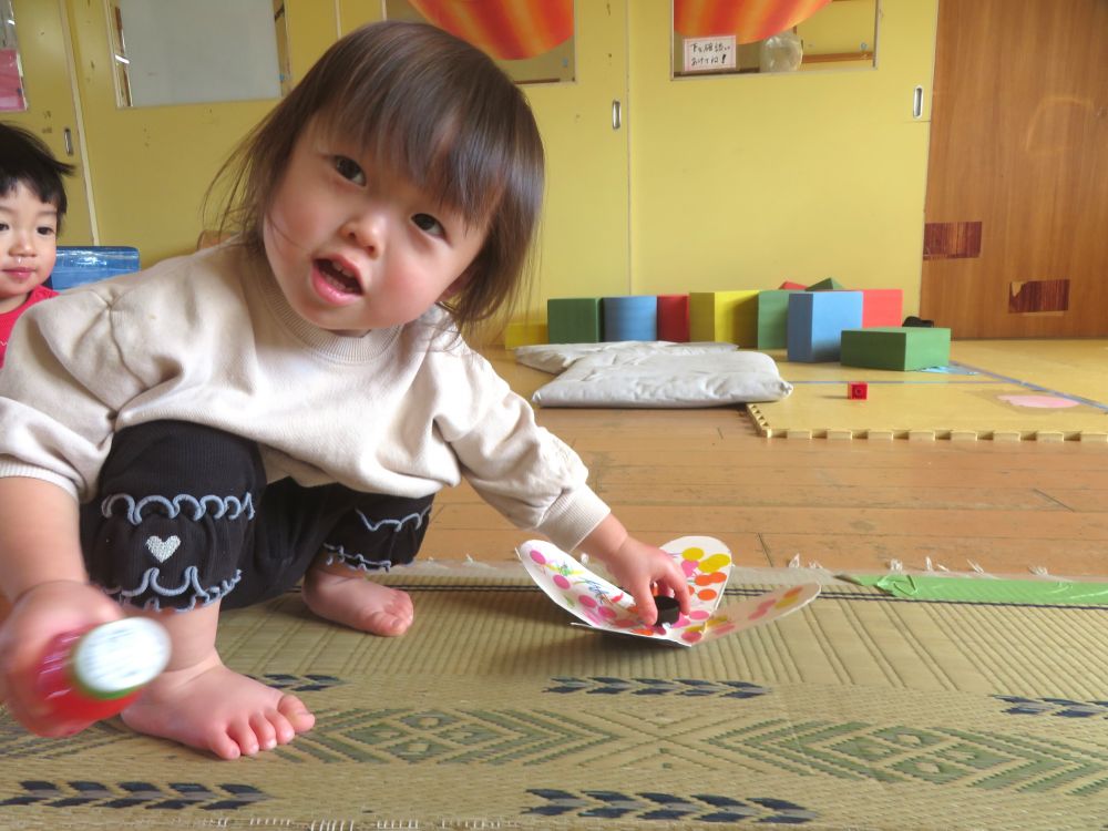 牛乳パックの手作り駒でも遊んでいます！
マジックでお絵描きをしたり、シールを貼ったりして模様をつけました

「いくよー！」
周りにアピールしながら何度も駒を回すＹちゃん
"自分の駒”に愛着をもち、回すのを楽しんでいます♪

