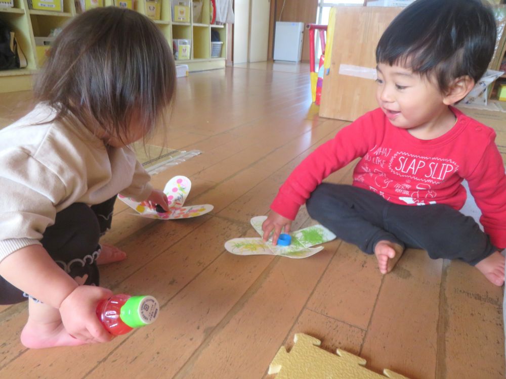 同じように駒で遊んでいたSくん
Ｙちゃんが気になって近くにやってきました

「駒回し競争だ♪　よ～い、ドン！」
先生の合図で嬉しそうに駒を回し始めました♪