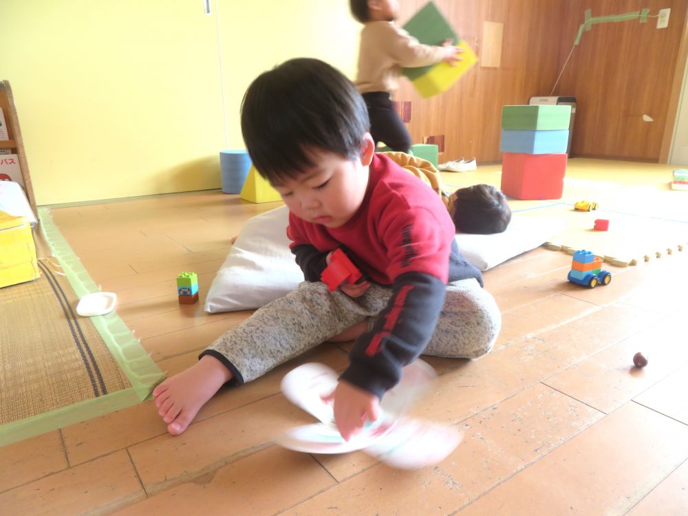 「青！」「赤！」

色を教えてくれるＳくん
回る駒を見ていると、駒の模様がいろいろな色になって見えることに気付いていました！

他にも手作り凧揚げも製作中です！
まだまだお正月遊びを楽しんでいきたいと思います♪