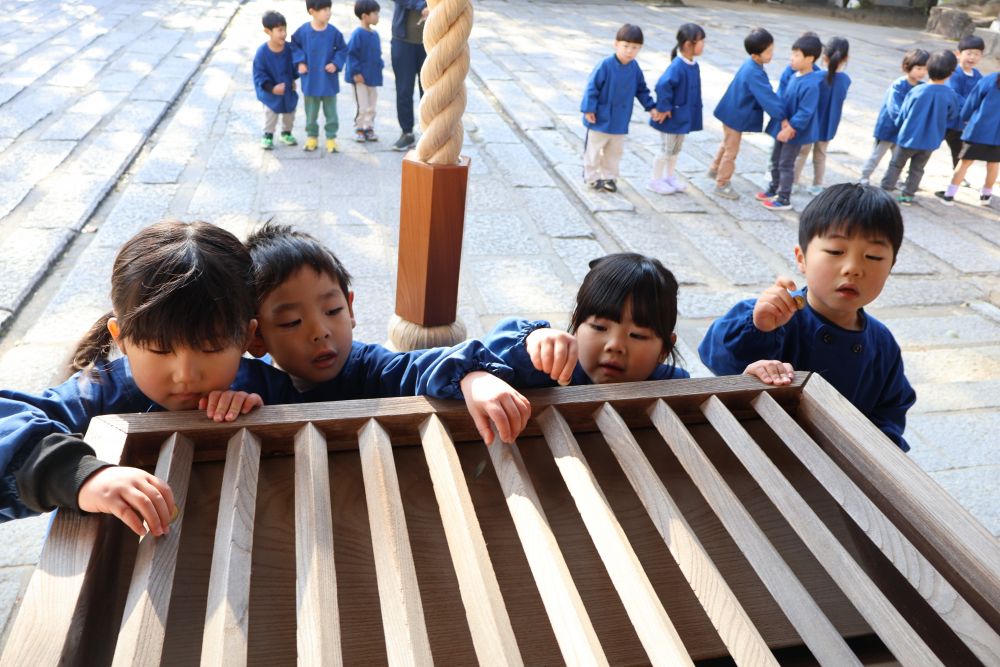 ゾウぐみさん全員そろって神社へ初詣✨

「お休みの間にいったよ」
「手をたたくんよね」
とそれぞれが経験したことを話していました♪
お賽銭を入れて、みんなでガラガラガラ・・・

みんなが今年も元気いっぱいあそべばすように♡
２０２６年もよろしくお願いします！！
