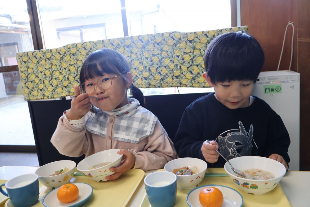 「これは七草のどれかなー！？」
と探しながら食べる姿もありました！！

これで今年も元気いっぱい過ごせるね🎶

