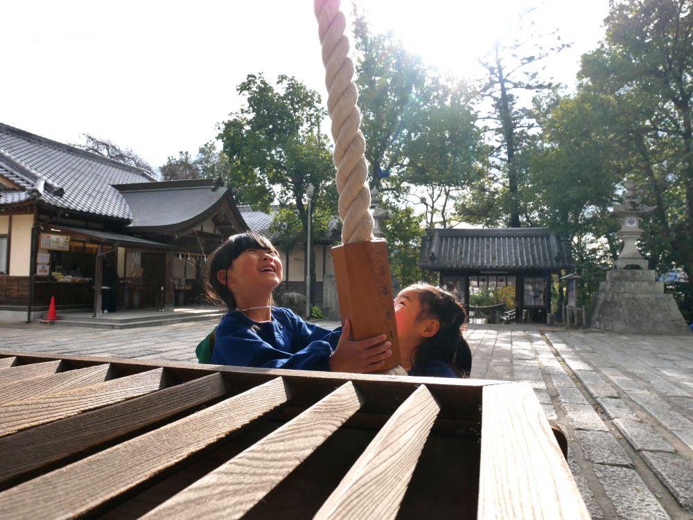 教育認定の友達も揃い
感謝の気持ちと新年の願いを込めて
みんなで初詣に行きました


まだまだ休み中の楽しかった話が
絶えない中、いつもお世話になっている神社に
「初詣に行くぞー！！」
とワクワクしているみんな♪

神社に着くと落とさないように
しっかり五円玉を握りしめる…