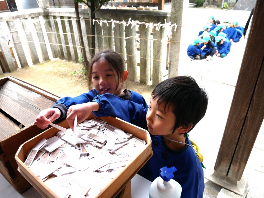 お賽銭の入れ方、鈴の鳴らし方
二礼二拍手一礼のやり方も知り、
旧年を元気に過ごすことができた
「ありがとう」　の気持ちと
一年のお願い事を伝えることが出来ました♡


そして最後はキリン組さんの
おみくじを引くことに…
「これにする？」　「一個よ！！」　「これにしよう」
