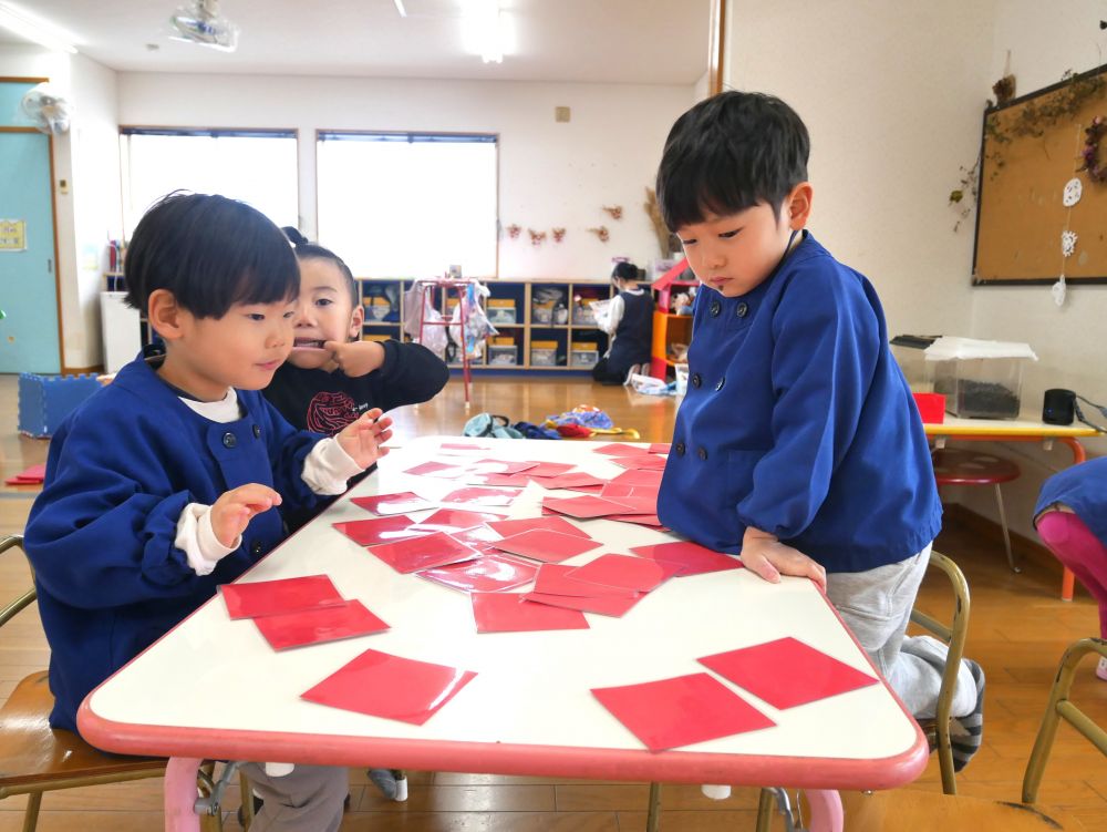 ２０２６年も元気に登園してきてくれたリス組さん
さっそく冬休みの楽しかった出来事を友達や先生と話したり
お正月の遊びに興味を示す姿がみられました



『お家でカルタをしたんだよ！』
『でも字はまだ読めないんだ～』
絵カルタならみんなも楽しめるかな・・・？
みんなで考え絵カルタを作ることに♡
完成したカルタでさっそく遊んでみました