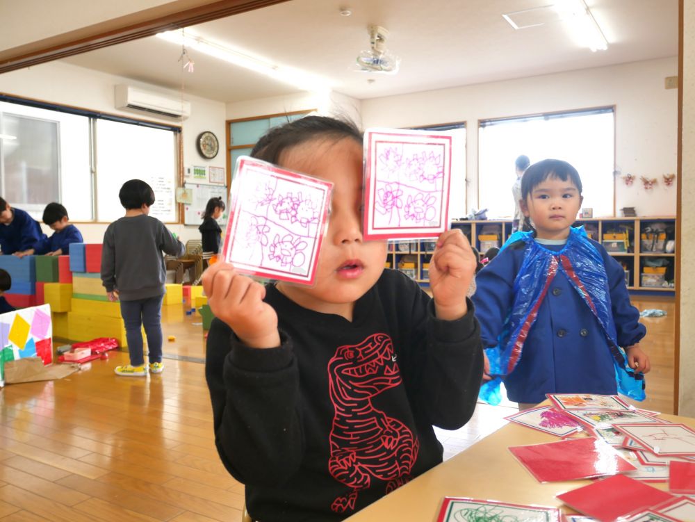 『みてみて！！自分の描いた絵だよ』
『じゃじゃーん♡メガネみたいでしょ？』
自分の描いたカードを見つけた時は嬉しいね♡