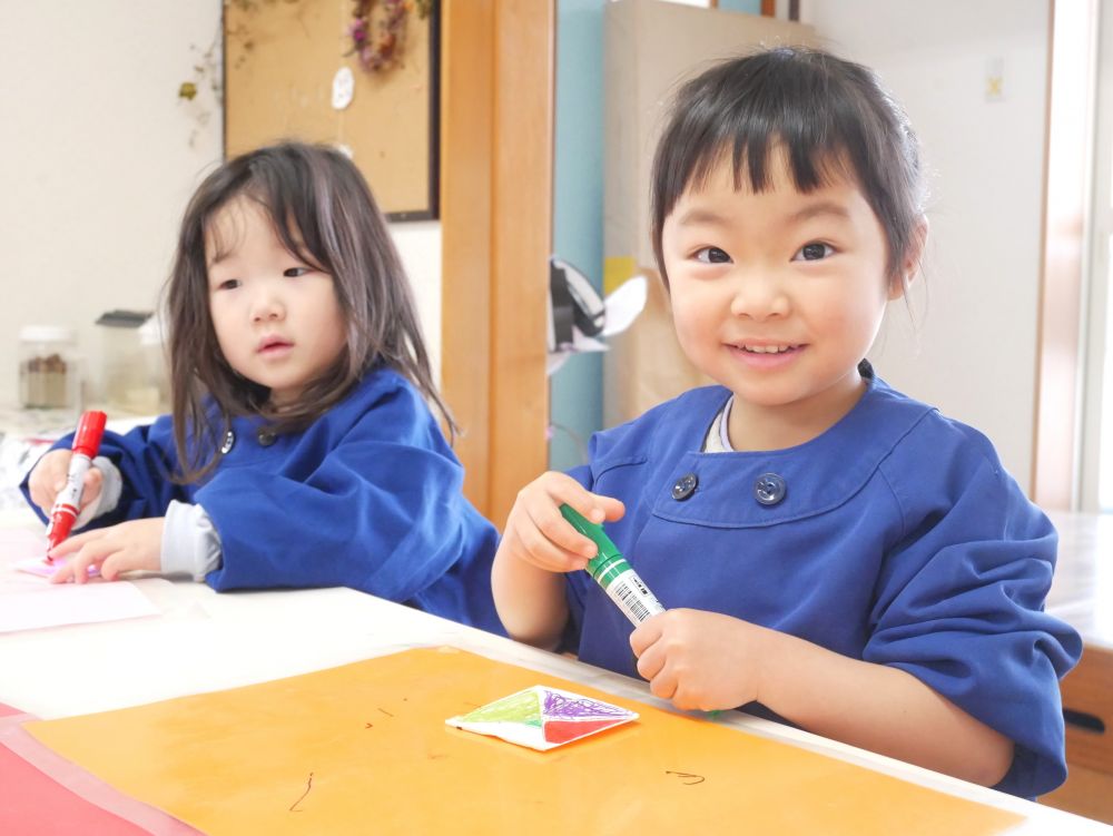 月刊絵本でみたコマ回しに興味を示し・・・
『やってみたい！！』とコマ回しに挑戦です！！




『Rのコマは果物コマよ♡』
『赤がスイカで～、紫はブドウよ～おいしそうでしょ？』
たくさん思いの詰まったコマを作りました
さぁ・・・どんな風に回るかな？？