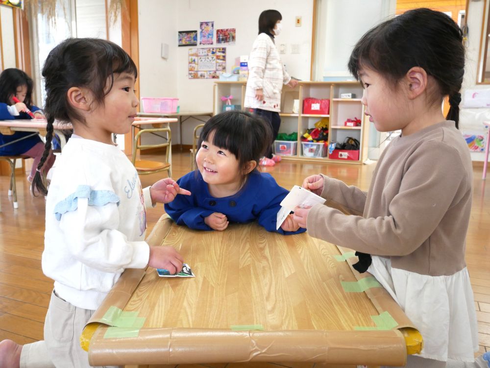 『回す順番決めようや！！』
『いっせーのーでーして回す？』
『いいね♡』
みんなで相談してルールを決める姿がみられました