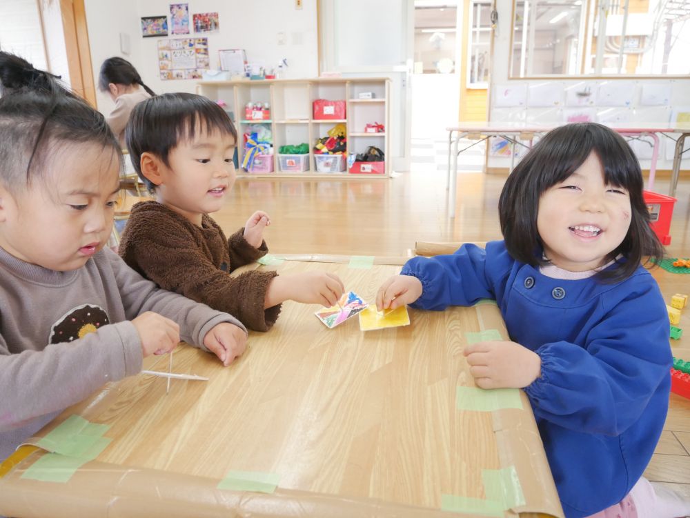 『Tのコマさぁ～めっちゃ回る♡』
『僕のだって回るよ～』
『見ててよ～』
自分のコマが回るところを見て大喜び！！
