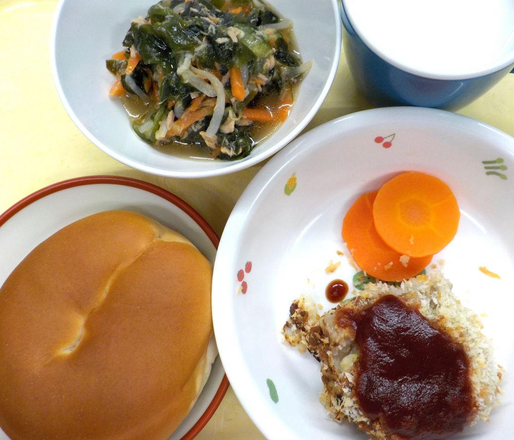 ロールパン

スコップコロッケ

にんじんグラッセ

海藻サラダ

牛乳