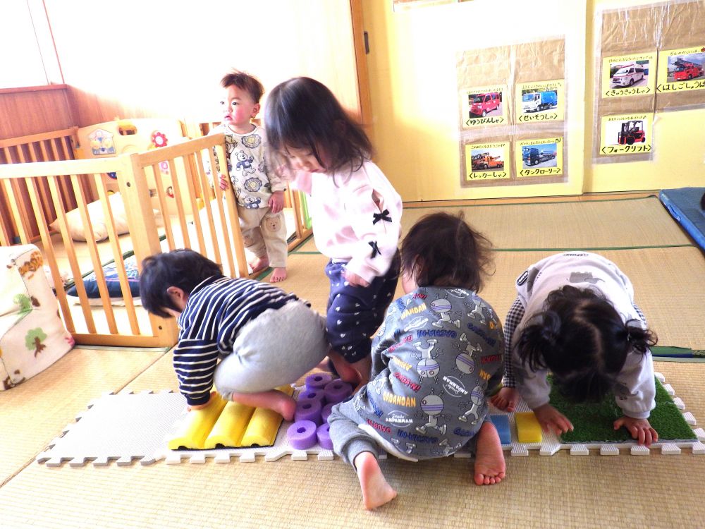 新しく登場したおもちゃ
センサリーマット
スポンジ、プールステック、人口芝生、を使い感触を楽しみます

先ずは触ってみよう・・・

