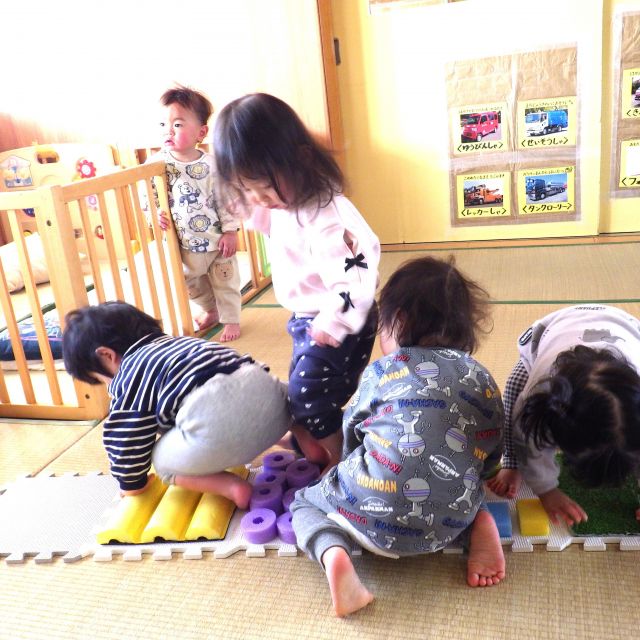 ＊　０歳児　センサリーマットに挑戦！　＊