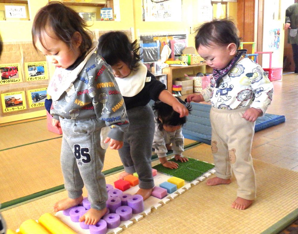 順番に並んで、足元を確認しながら進んで行きます

バランスを取ったり、ジャンプしたり、それぞれ色々工夫して楽しみました