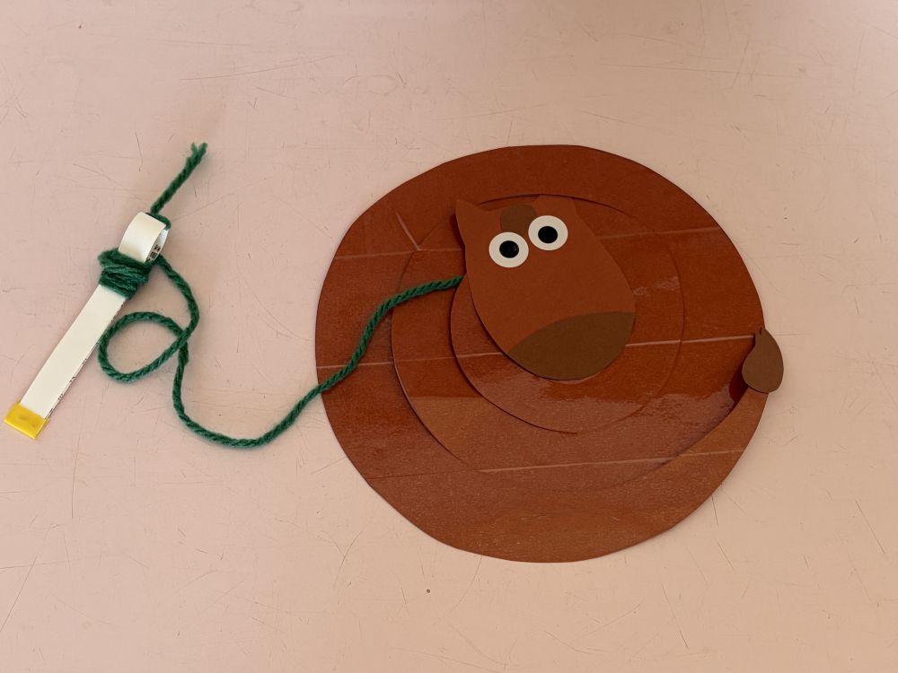 1歳児　
「凧」

午年にちなんで「うま」のたこ。
もって走るとくるくる～とまわります。
上手にあがるかな？？
一緒に楽しんでみてくださいね♡
