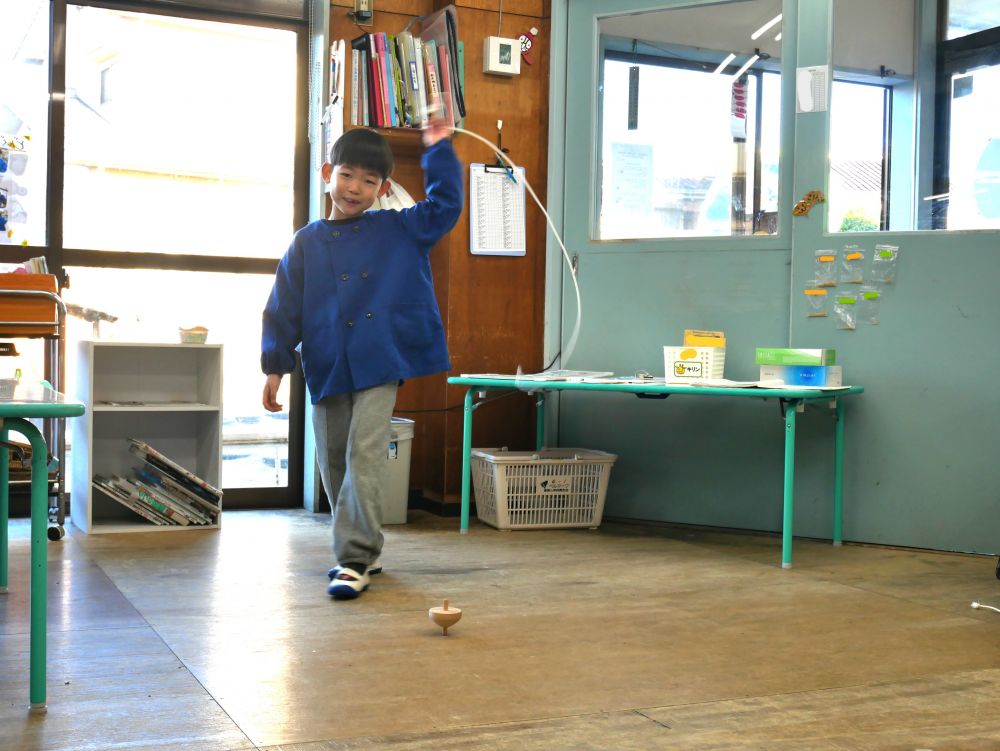 コマ回しに挑戦中のキリン組さん

コマを回せるようになったSくん♪
コマに紐を巻くのが難しくて
最初は紐を先生に巻いてもらっていましたが
自分でできるようになりたいと
練習してできるようになっていました♡

「最後一回まわすけ見とって♡」
と自信満々に見せてくれました！！