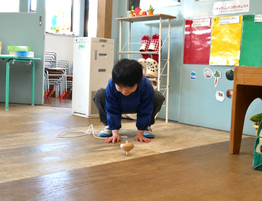 今日初めてコマを回せたRくん
「初めて回った♡」
とっても驚いた表情でしたが、
「何回まわるかな～♪」　と嬉しそう
練習した成果が出て何度も挑戦していました☆