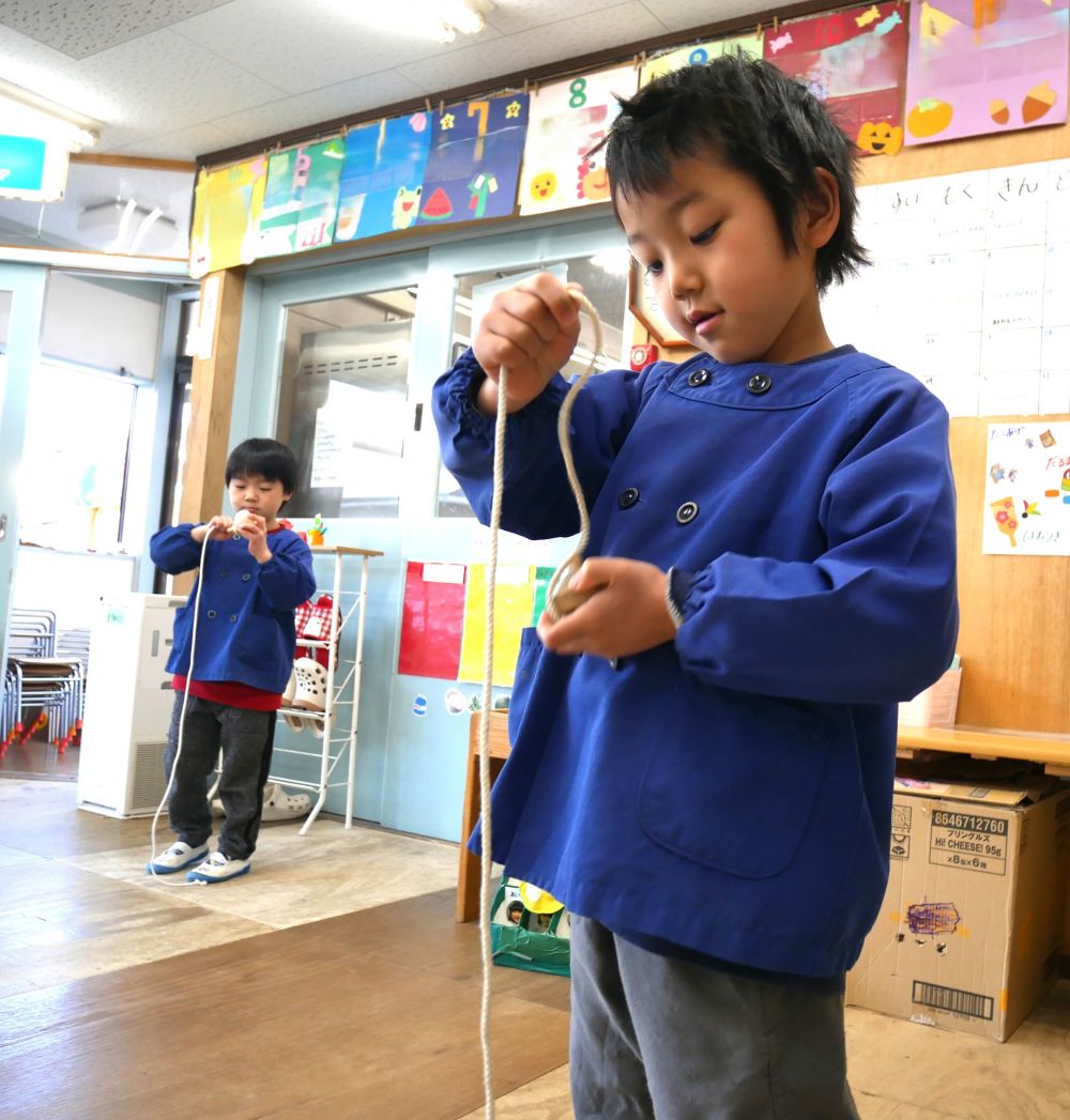 友達がしているのを見て
「Eくんもやってみたら！！」　と誘われたEくん
なかなかうまくいきませんでしたが
みんなが終わっても挑戦していると
「あ！！回った！！」　出来た喜びから
「紐もやってみる」　
次はコマに紐を巻くチャレンジをしてました！！
