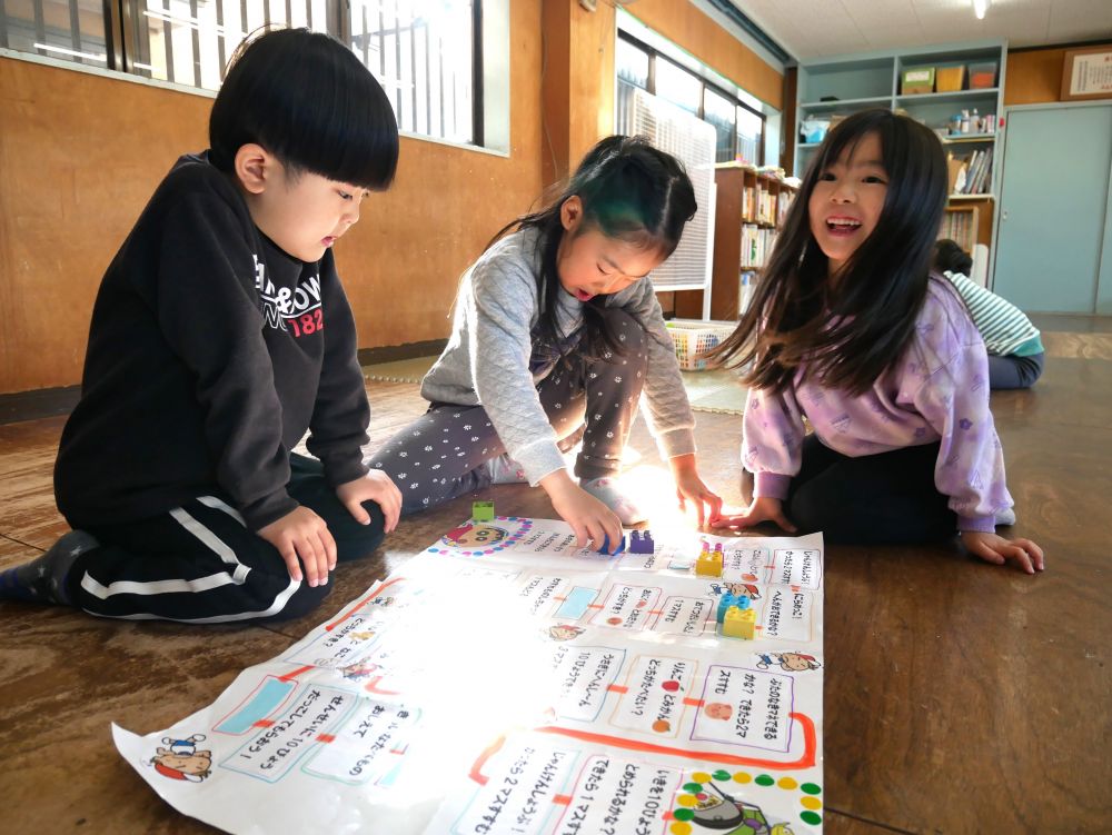 ★すごろく

みんなでブロックをすごろくの
こまに見立てすごろくを楽しむ♪
文字を読める子たちが読みながら
順番を決めて楽しんでいました♡