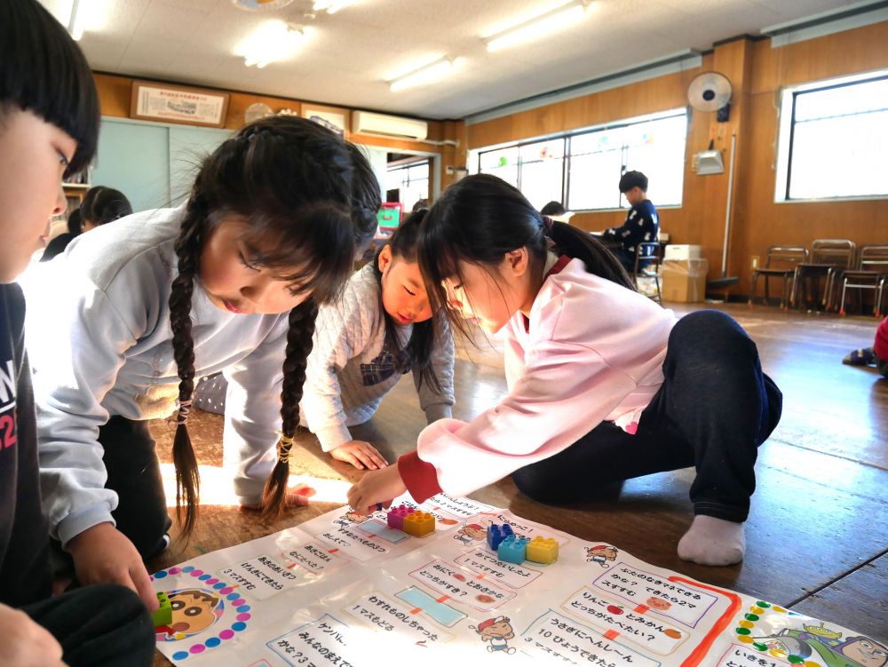 「じゃんけんに勝ったら３マス進むだって」
「１・２・３…」
「サイコロあっちに投げようね」
「順番どうする？？」

自分たちで話し合う機会が増えたみんな
意見が分かれたり、嚙み合わなかったりも
ありますが、自分たちで話し合いながら
決めている姿をなるべく見守っていきたいです！！