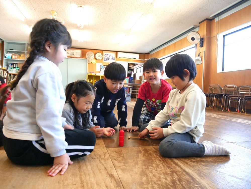 ★だるま落とし

大盛り上がりのだるま落とし
バランスを考えながら
たたく位置を変えて遊んでいました

でもやっぱり崩れるのが面白くて
強くたたいて崩れると大爆笑♡