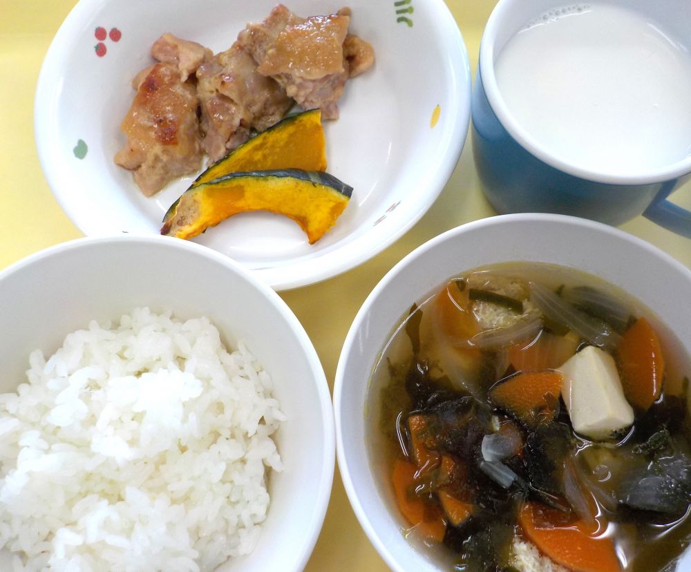 ご飯

鶏肉のみそ焼き

焼きかぼちゃ

豆腐とわかめのすまし汁

牛乳