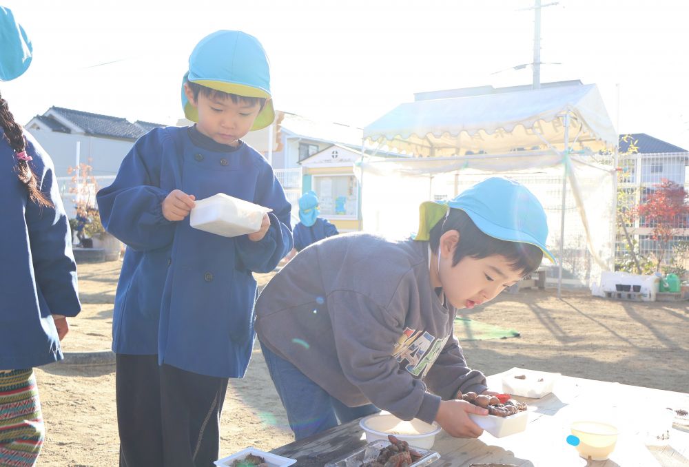次の日の朝
ドキドキ・ワクワクしながら覗いてみると…
　「わ～！カチカチじゃん！！」
　「なんか中で水が動いてるよ！」
カチカチに凍っていたり
表面だけ凍っていたり…
中には全然凍っていない物も！
おもしろい気持ちや疑問に思った気持ち
いろいろな気持ちを共有♡
