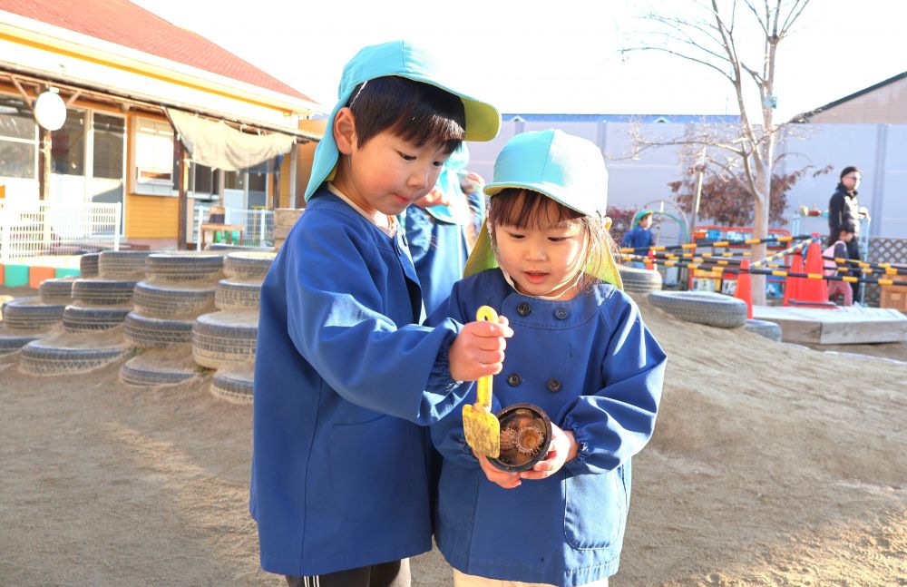 　「なかなか出てこないね～」
　「これをさしてみたら？」
　「思いきりひっくり返してみよっか！」
どうやって氷を取り出すか作戦会議☆
試して、考えて、また試して…
友達と一緒に取り組む姿が♡

冬ならではの遊びをこれからも
楽しんで行きたいです！