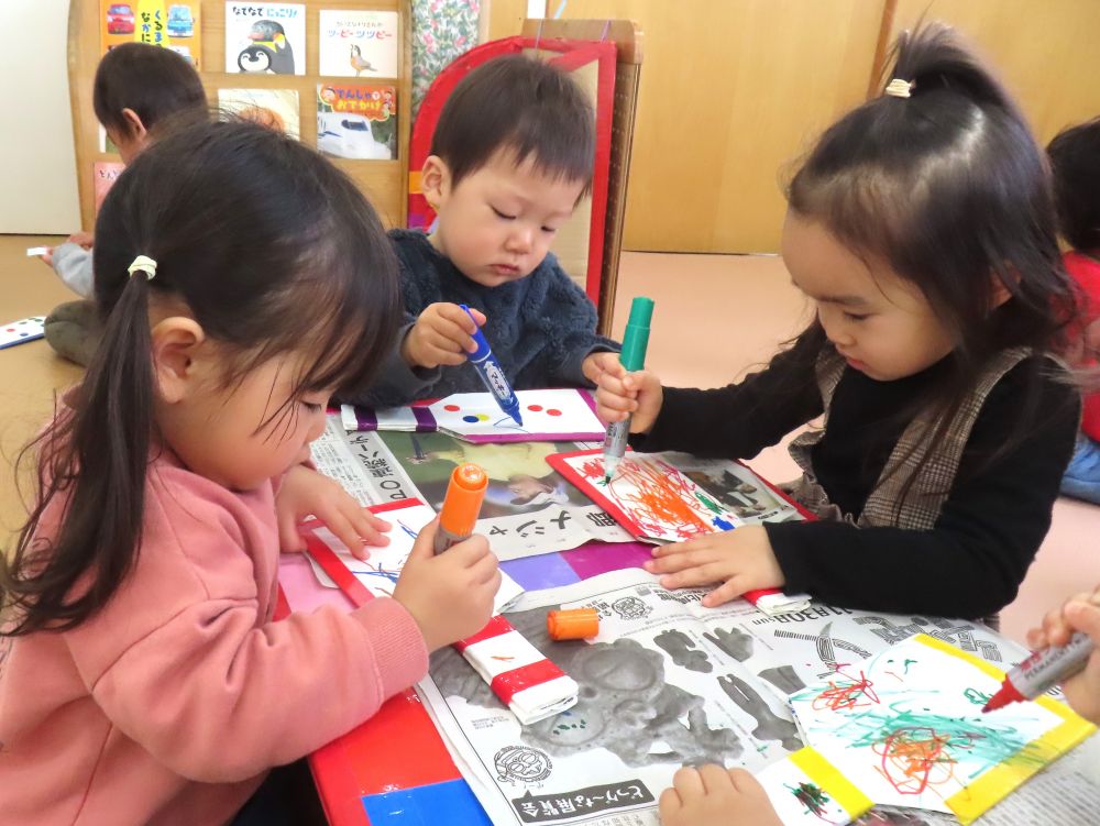 シールを貼ったり、絵を描いたり
オリジナル羽子板、完成✨