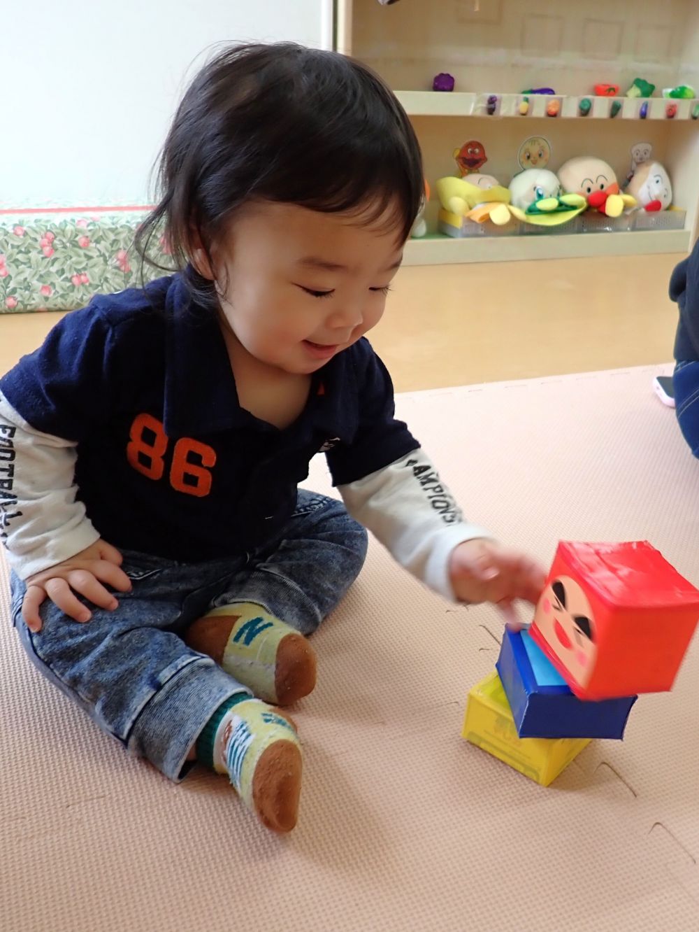 乳児さんも遊べる手作り玩具をプレゼント🎁

”だるま落とし”ならぬ”だるま崩し”😆