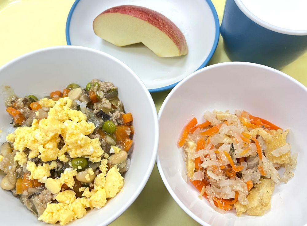 肉みそ丼

源平なます

りんご

牛乳