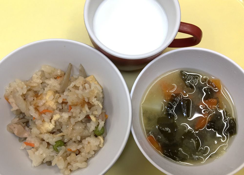 鶏ごぼうご飯

じゃがいものみそ汁

牛乳