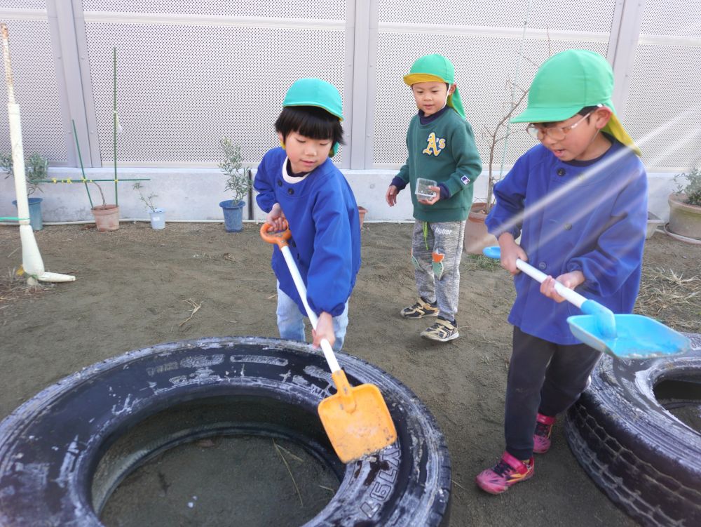 「タイヤに雪が積もっとる！」
「でもこれ雪じゃないんじゃない？」
「雪降ってないよ！」
「でも集めたら雪みたい～」
気付いたことや感じたことを友達と伝え合う♡