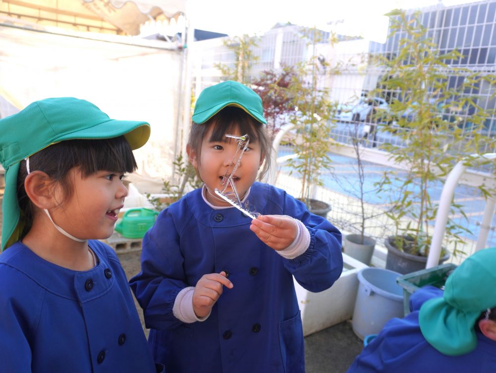 「なんかすごい形の氷！！」
「銃にも見えてくるね～」
「とんがっとる！」
氷の形が違うことのおもしろさも発見しました♡