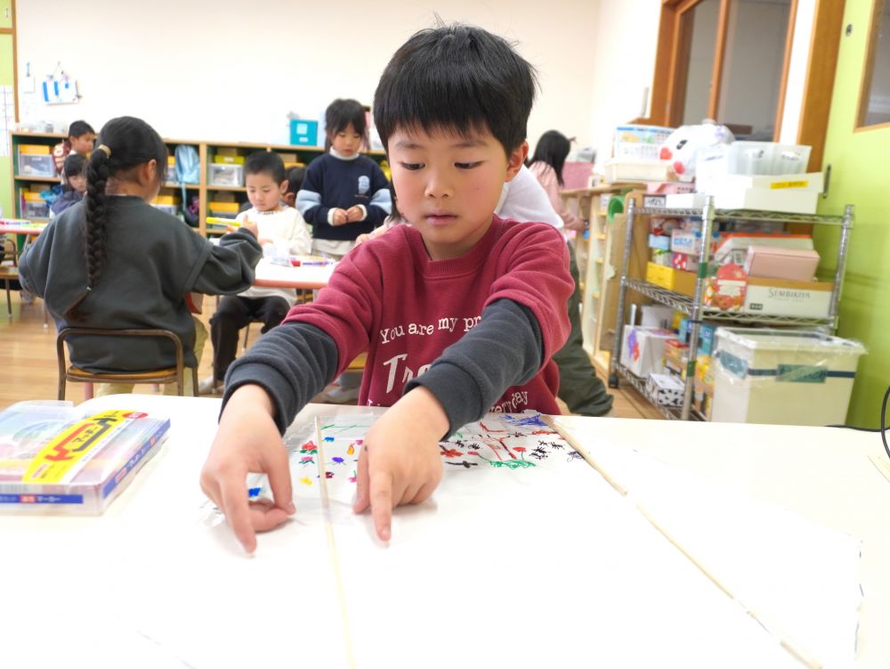 好きな絵と名前を書いて割りばしをつけます！
丁寧に折れないように貼ることが重要です！