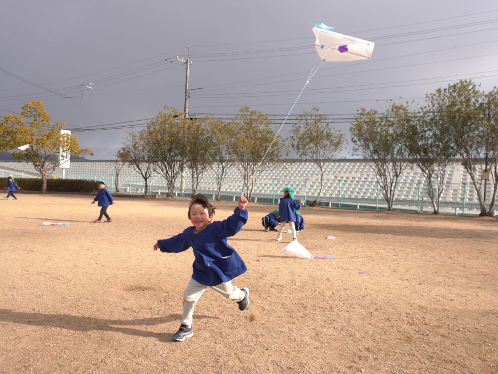 作った凧を持って公園へ！
「飛んだー！！！」
想像以上によく飛んでくれました♡