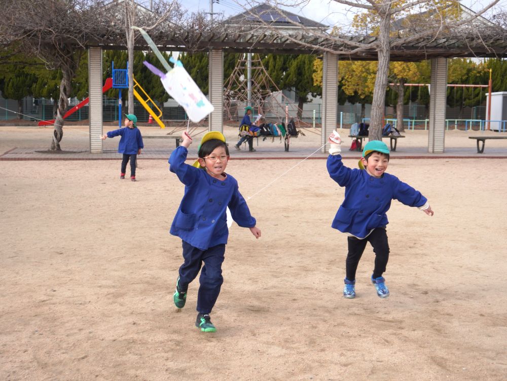 走って！走って！走る！
凧があがることも楽しめて
全力で走ることも楽しめる凧あげは
正月ならではのワンシーズンだけど子どもたちに大人気♡



友達と一緒に全力疾走！！