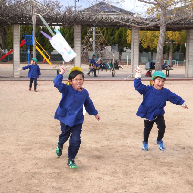 ＊　５歳児　凧あげ②